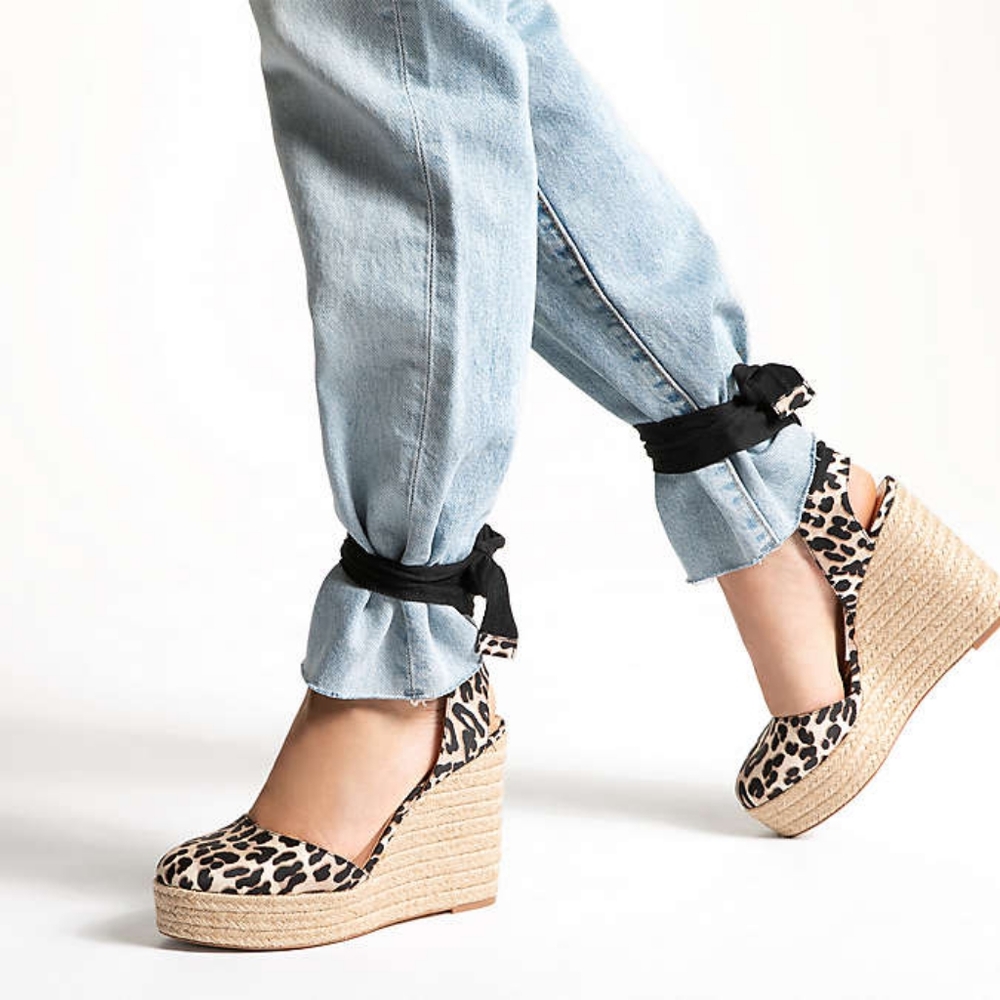 JLO espadrille sandals. Run small fit sz 8.5-9